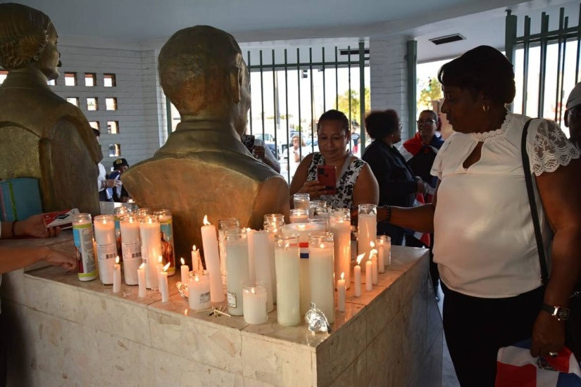 Dominicanos y personas de otras nacionalidades en Miami rinden tributo a víctimas del derrumbe en Jet Set n Santo Domingo