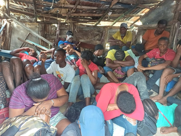 Ejército encuentra 26 indocumentados ocultos en casucha en San Juan; también en Santiago Rodríguez