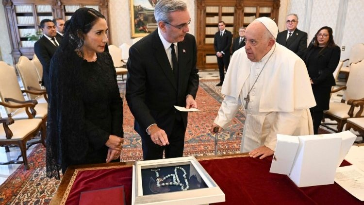 Presidente Abinader al lamentar fallecimiento del papa Francisco, dice dejó un legado de paz y defensa de los derechos humanos,