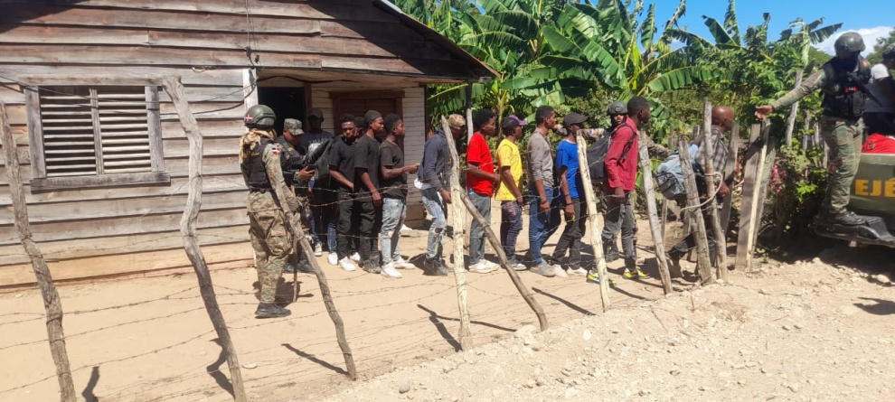  Ejército se " tira"  en una casa en Mao donde encuentra 50 haitianos indocumentados
