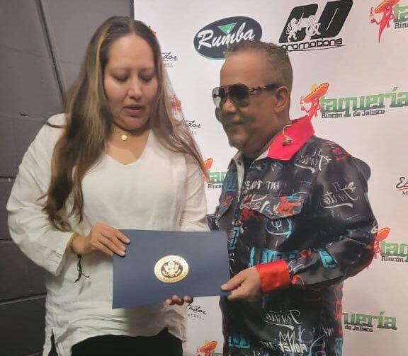 Héctor Acosta “El Torito” fue reconocido por el Congreso de Texas por su trayectoria en la música