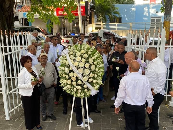 Personalidades de San Cristóbal depositan flores blancas en memoria a los fallecidos en la tragedia de la discoteca Jet Set