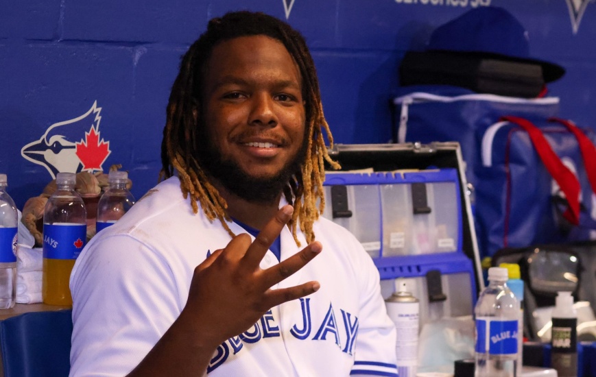 Dominicanos Devers y Vladimir Jr. pegan cuadrangulares en triunfos; Piratas blanquean Rojos, Nacionales y Cachorros ganan, resúmen