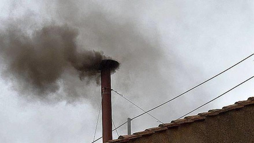 Segundo humo negro en el Vaticano: el cónclave sigue sin acuerdo sobre quién será el nuevo papa