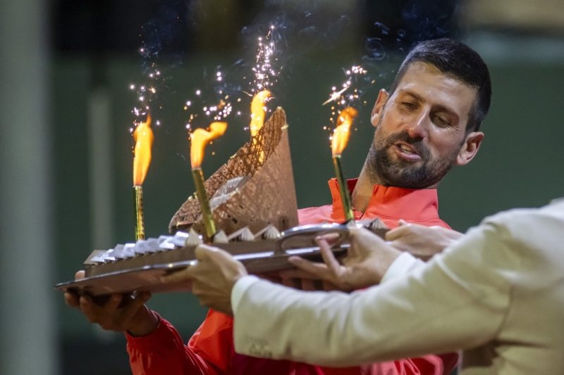 Novak Djokovic vence a Matteo Arnaldi como regalo de cumpleaños y clasifica a las semifinales