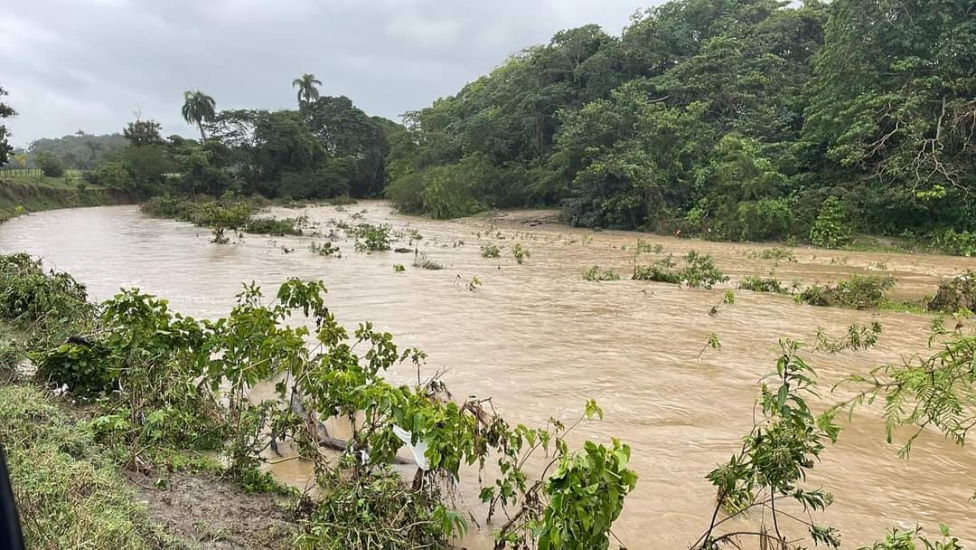 Siguen inundaciones rurales y urbanas; un hombre es arrastrado por las aguas en Puerto Plata, intensas precipitaciones 