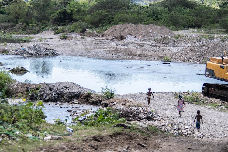Mundo Verde y Ocoa de Pie, denuncian sigue la muerte lenta del Río Nizao por extracción de materiales