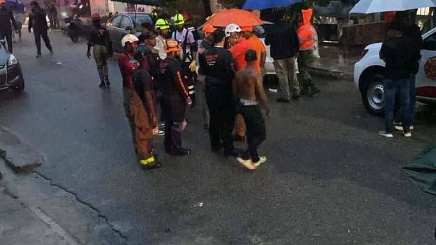  En operativo conjunto de comunitarios y fuerzas armadas rescatan con vida niña se fue por alcantarilla