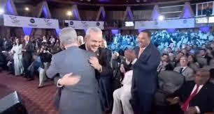 El abrazo del oso, Abinader y Leonel se dan un emotivo abrazo durante el Congreso Mundial de Derecho