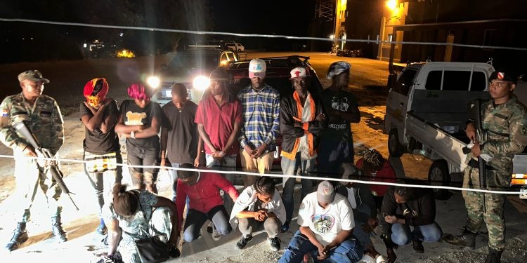Ejercito apresa hombre transportaba haitianos ilegales en una jeepeta, en San Juan de La Maguana.