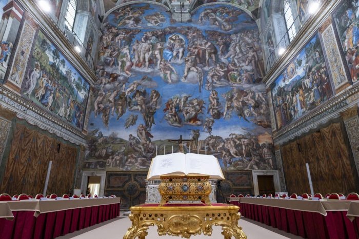 Capilla Sixtina lista para albergar 133 cardenales que elegirán al nuevo papa a partir de mañana