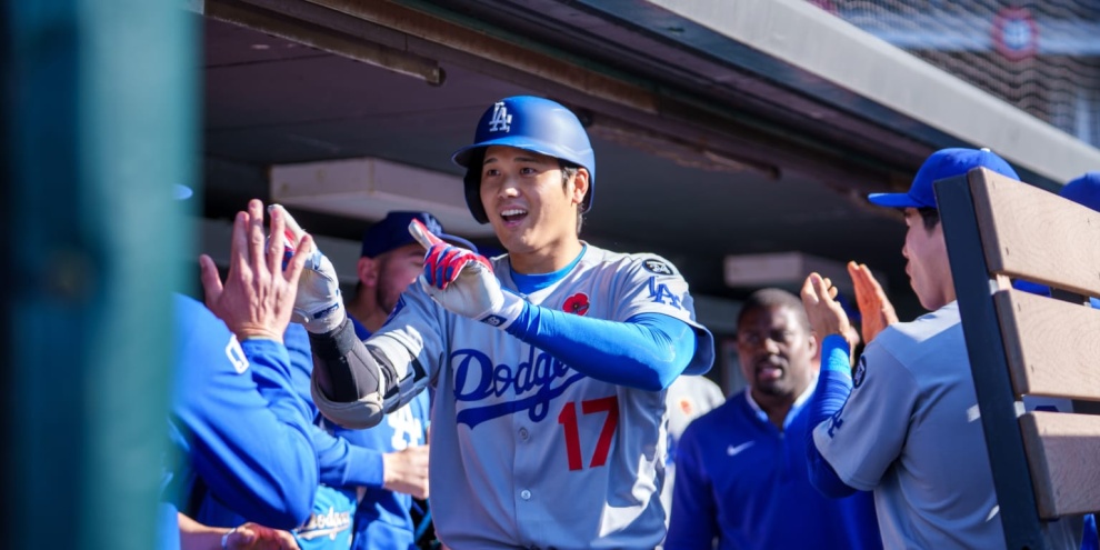 Shohei Ohtani abre con jonrón por 2do día seguido, toma el liderato de MLB