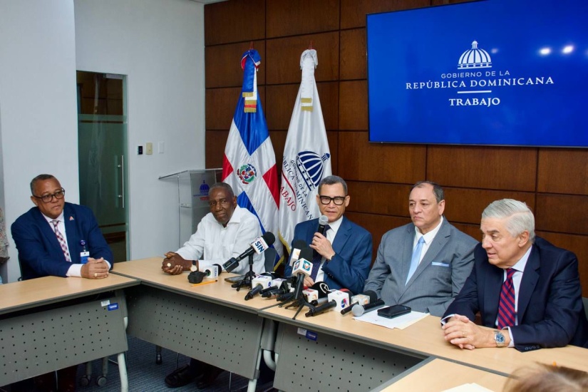 Gobierno anuncia aumento salarial de un 30% al sector turístico