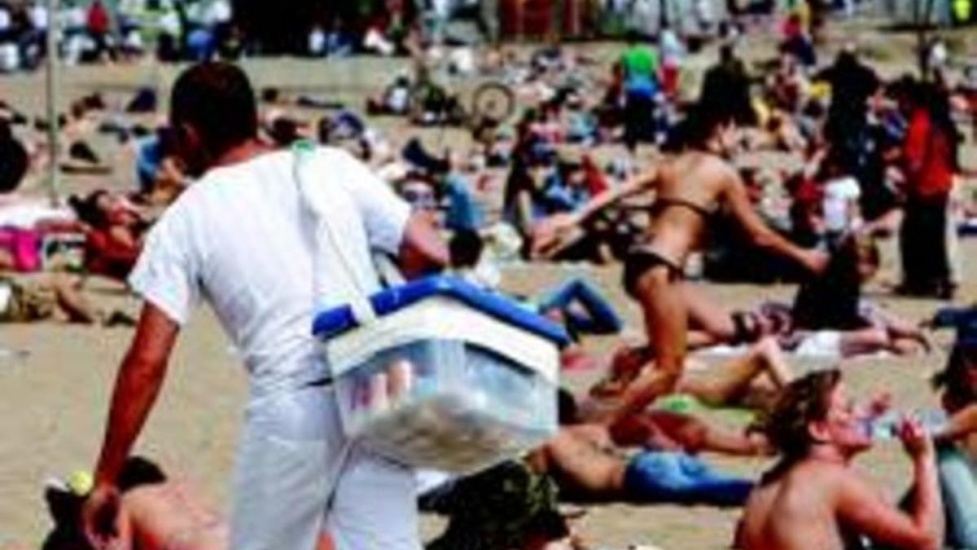  Nueva norma de la alcaldía de Río de Janeiro prohibirá la música en vivo, las ventas sin permiso y cualquier actividad comercial no regulada en la franja costera