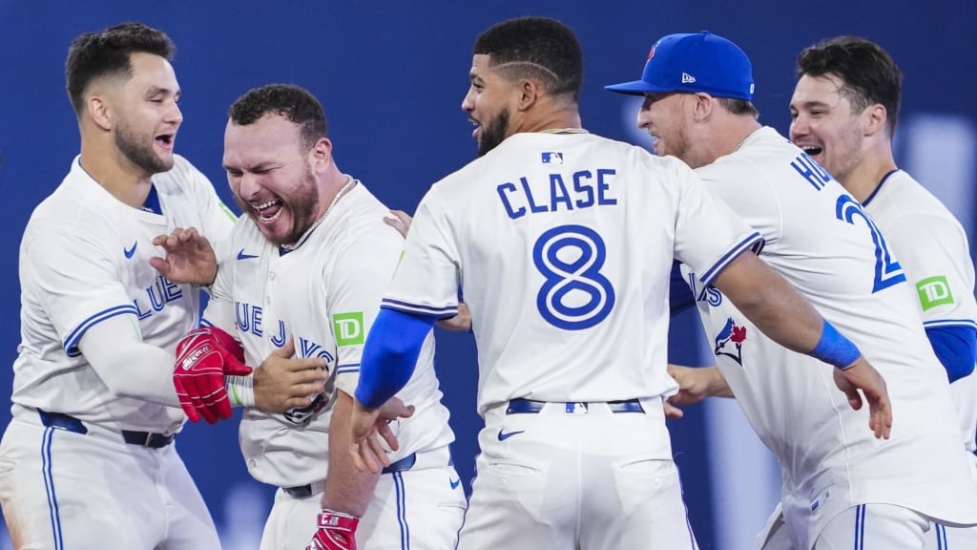Alejandro Kirk batea jonrón y ‘hit’ de oro para los Azulejos vencieran a los Cardenales, resúmen 