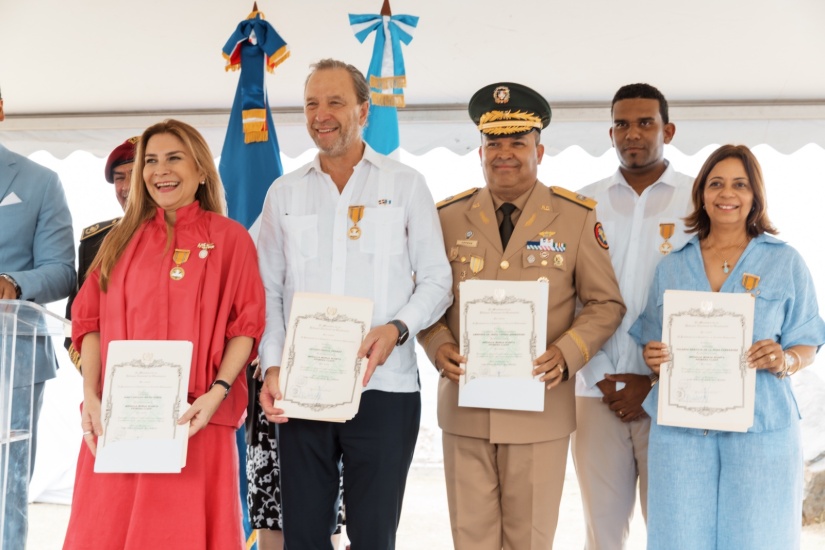 Carolina Mejía recibe la medalla Monja Blanca en su primera clase, en Guatemala