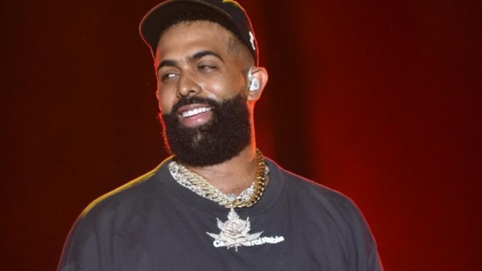 Rapero puertorriqueño  Eladio Carrión conquista público dominicano y rinde homenaje a víctima de tragedia del Jet Set en Altos de Chavón