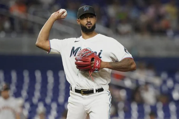 Sandy Alcántara, de Miami, en gran actuación ante los Piratas; su primera victoria desde el 12 de abril