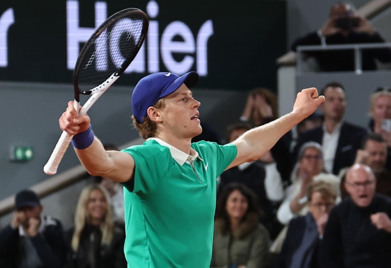 Jannik Sinner, primer italiano que llega a la final de París, derrota al serbio Novak Djokovic