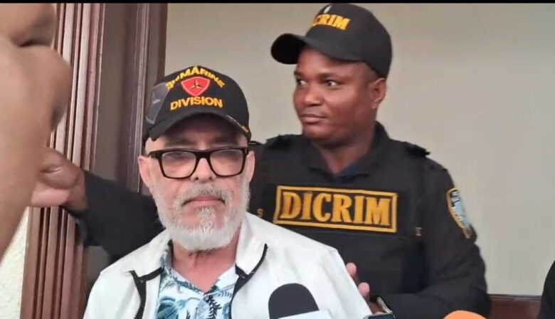 En Santiago imponen al detective impedimento de salida del país, presentación periódica, y la aplicación de un grillete electrónico 