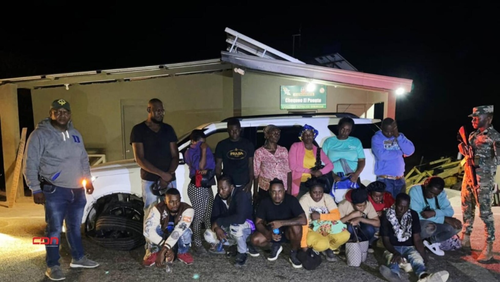 Conductor " suelta en banda a 15 haitianos indocumentados" dentro de una yipeta en Montecristi