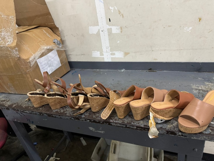 DNCD y Ministerio Público incautan cuatro pares de zapatillas rellenas de cocaína en Inposdom, que serían enviadas a Europa.
