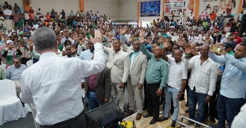 Leonel juramenta en la FP a 2 regidores y más dirigentes del PLD, PRM y otras organizaciones en San Cristóbal