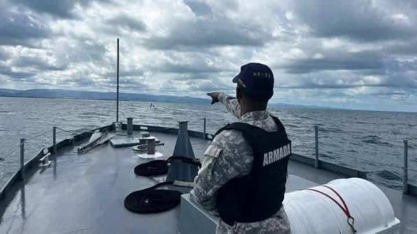 Armada Dominicana rescata 17 personas que viajaban en una embarcación que naufragó