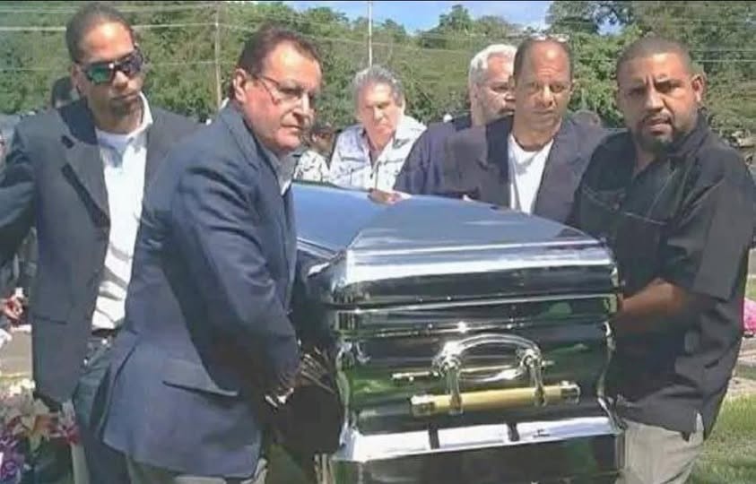  Ismael Miranda llevando a su gran amigo Cheo Feliciano a su última morada