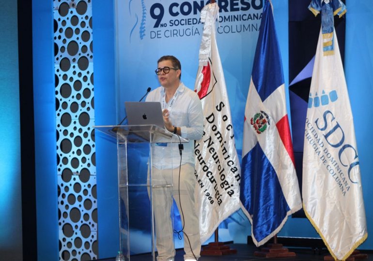 Aumentan consultas por problemas cervicales en niños debido al uso excesivo de celulares, advierte especialista