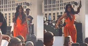 Una fan demandó a Cardi B tras ser atacada por la rapera con un micrófono en 2023