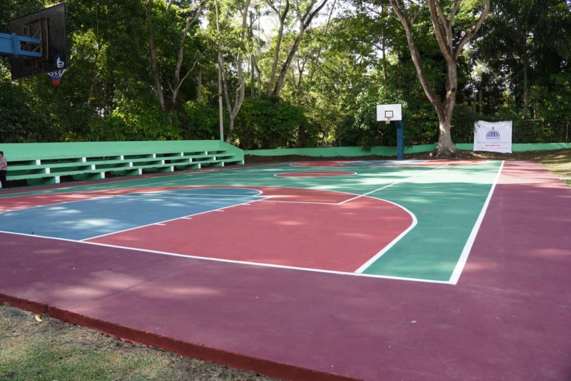 Desarrollo de la Comunidad acondiciona cancha deportiva en Salcedo