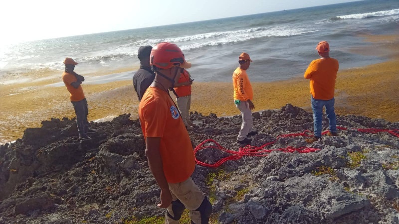 Suman ocho los cadáveres recuperados por las autoridades del naufragio con viajeros ilegales en playa Juanillo
