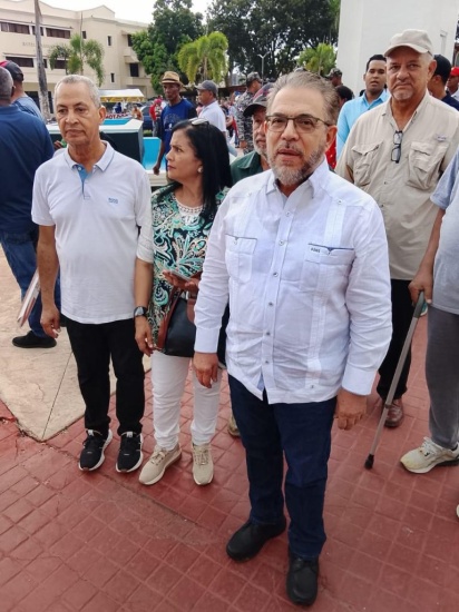 El líder de Alianza País se une a la marcha contra el proyecto minero Romero en la cordillera central