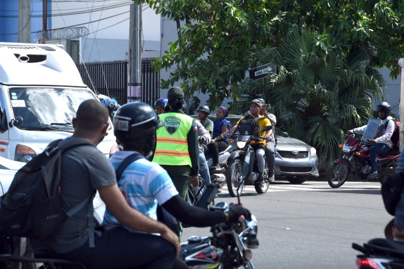 Policía apresa motociclistas que aparecen en video agrediendo con piedras y cascos protectores a un vehículo en marcha en la avenida John F. Kennedy