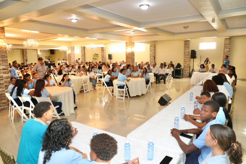 Abinader dice que su gobierno trabaja para romper con el círculo vicioso del subdesarrollo y sustituirlo por un “círculo virtuoso del desarrollo”