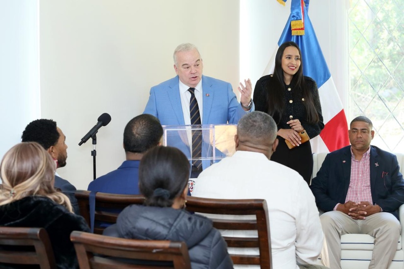 Estudiantes dominicano en Chile reciben reconocimiento por destacada excelencia académica y su compromiso cívico.