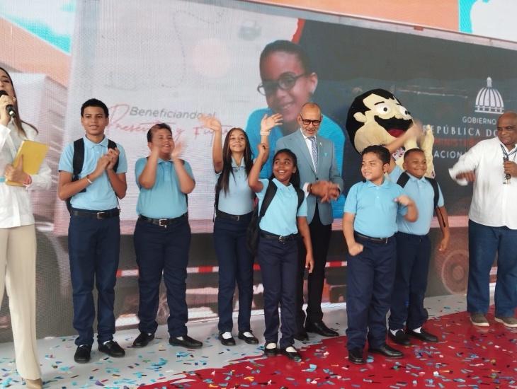 Con el eslogan “Utilería a tiempo, con todo y para todos”, Educación e INABIE realizan entrega de los kits escolares año lectivo 2025-2026 2