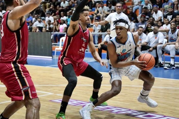 Dúo Jassel Pérez y Richard Bautista guían triunfo de Titanes que se colocan 2-0 en la serie