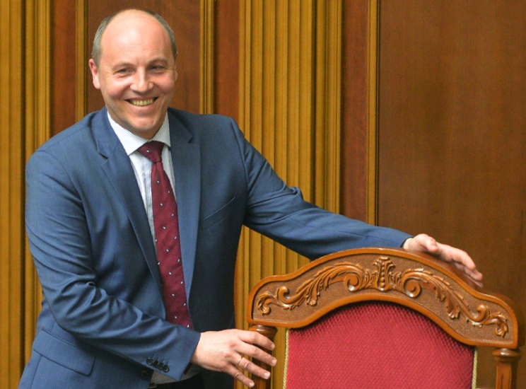 Asesinan a tiros a diputado Andrii Parubii en Ucrania