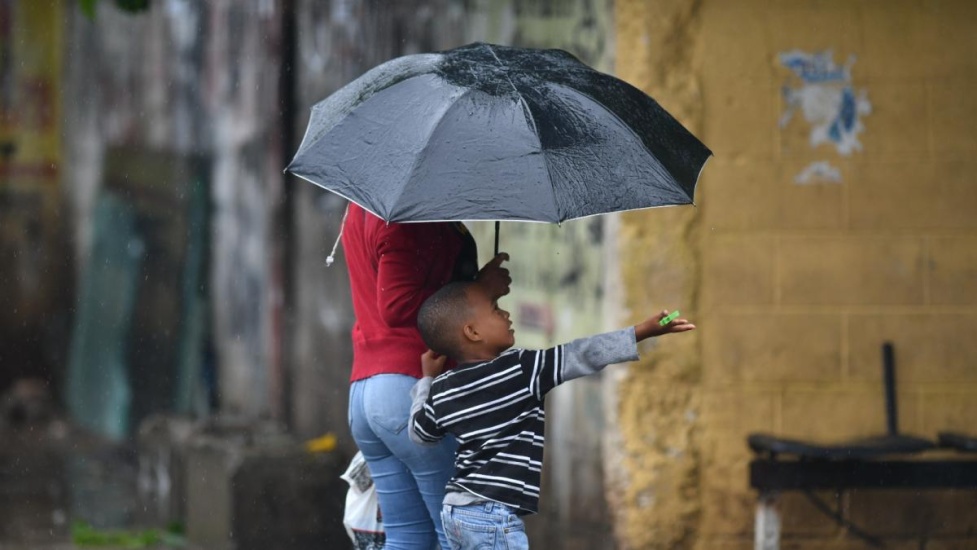  Para este domingo tendremos temperaturas calurosas y aguaceros dispersos por vaguada