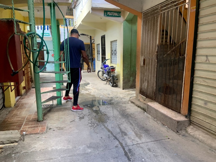 En el Manguito claman por atencion, comunitarios dicen que vien entre heces fecales y orina