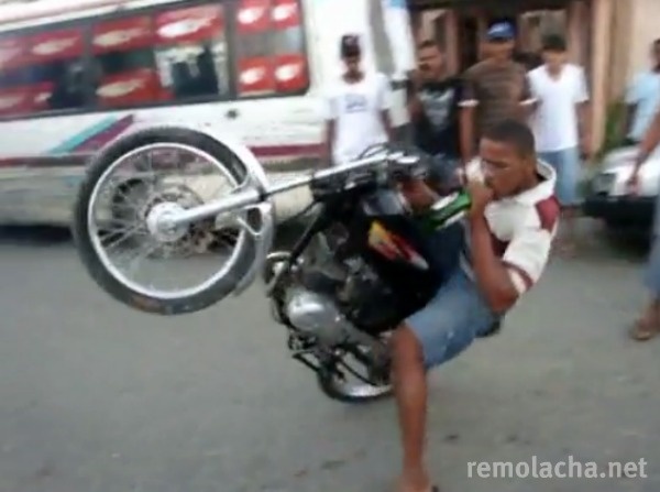 Motorista "calibrando" impacta agente policíal en San Cristóbal y es internado en una clínica