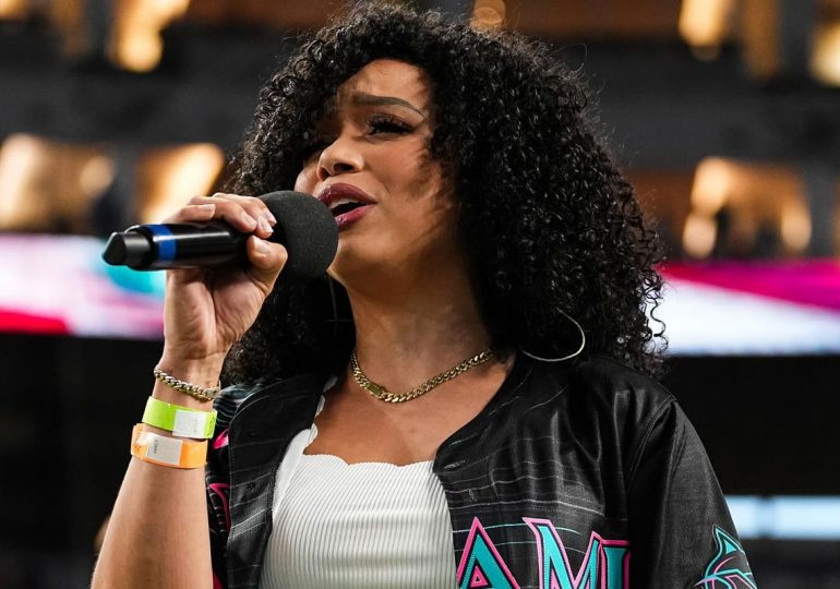 Chelsy Bautista interpreta el Himno Nacional en el estadio de los Marlins en Miami