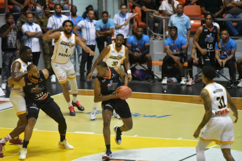 Titanes aplasta a Metros y gana segundo partido de la serie final ; el domingo tercer juego en Santiago