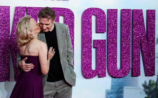 Pamela Anderson reveló cómo se ganó el corazón de Liam Neeson en el set de “¿Y dónde está el policía?”