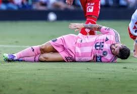 Lionel Messi se lesionó en el duelo ante Necaxa y pidió el cambio a los siete minutos