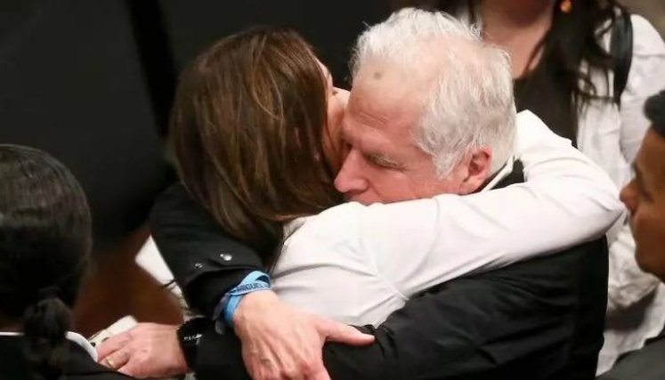 Silencio total en el Capitolio: así fue el doloroso abrazo entre la viuda y el padre de Miguel Uribe Turbay