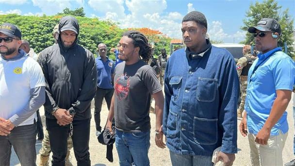  Dos presuntos integrantes de la temida banda haitiana 400 Mawozo, fueron entregados por las autoridades dominicanas en la fronteriza