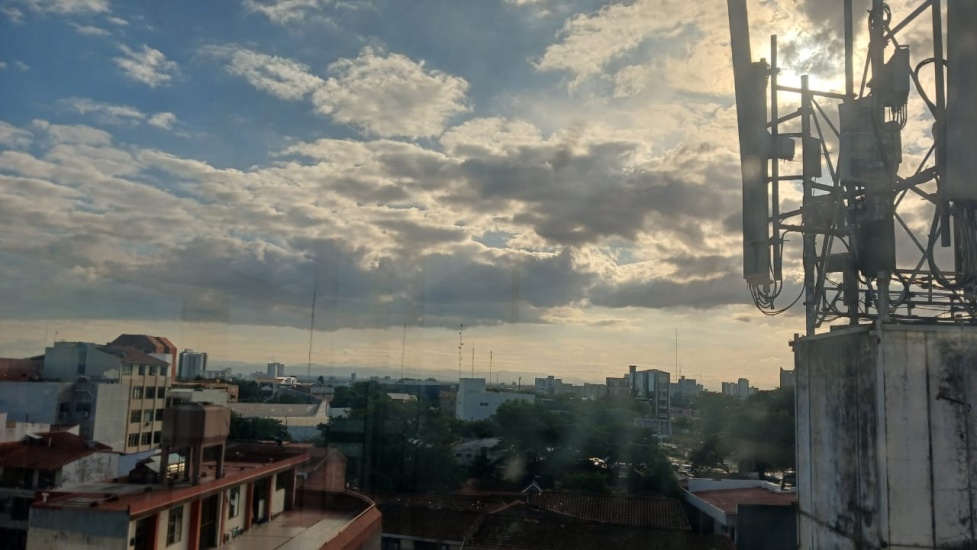 Este miércoles persisten efectos indirectos del huracán Erin, se aproxima onda tropical, y se producirán aguaceros locales